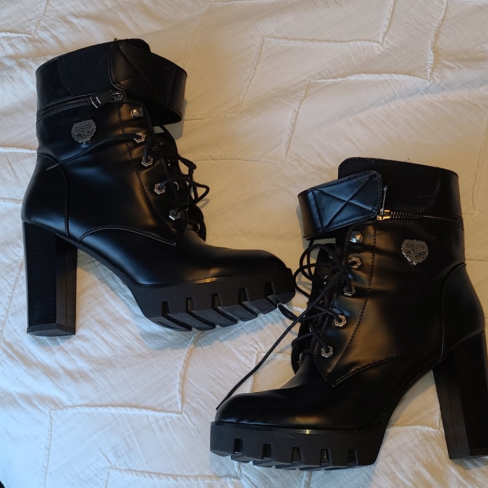 Black lace up bottie